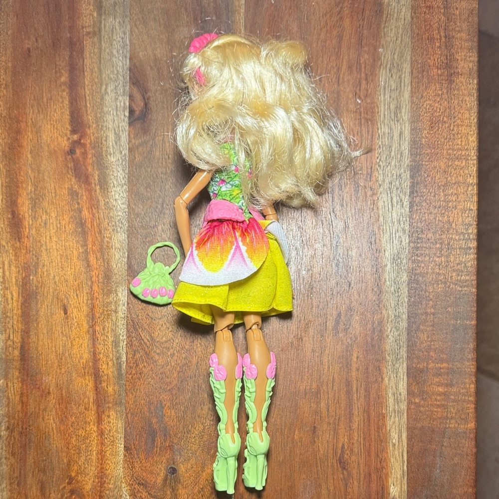 Ever After High Doll Nina Thumbelina - Picture 2 of 3